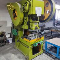 Machine de pliage par poinçonnage pour la production et le traitement des éviers de cuisine