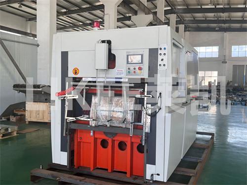 Máquina de corte automática de folha de alumínio para cobrir tampa de revestimento de borracha com placa de bloqueio pneumático manual