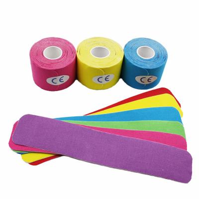 Os esportes médicos envolvem a fita Precut 5cm do músculo do Kinesiology impermeável da fita da atadura