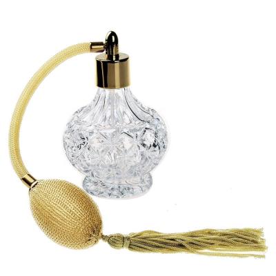 Despeje las botellas de perfume vacías de cristal talladas comprobadas con el atomizador del espray