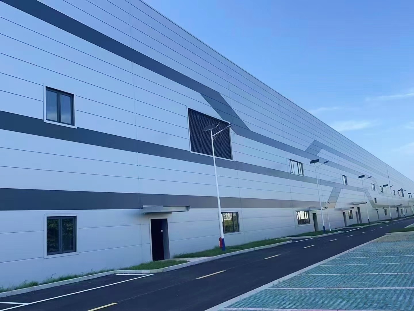 High Anti-rust Bolt Connection Prefab Steel Workshop Wind Snow Resistant Industrial Building Single Sheet Sandwich Panel Enclosure System