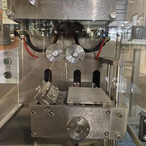Pneumático de enchimento do saquinho líquido da água do saco e de selagem de embalagem da máquina 1000bph conduzido