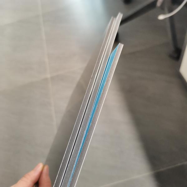 le panneau composé en aluminium ACP de couleur noire de PE de 1220mm couvre pour la décoration