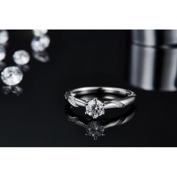 Захват кольца Moissanite белизны 925 стерлинговый серебряный изготовленный на заказ