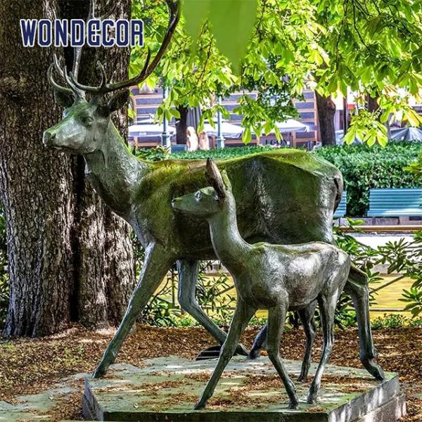 В натуральную величину мать бронзовой скульптуры таможни 155cm и северный олень младенца