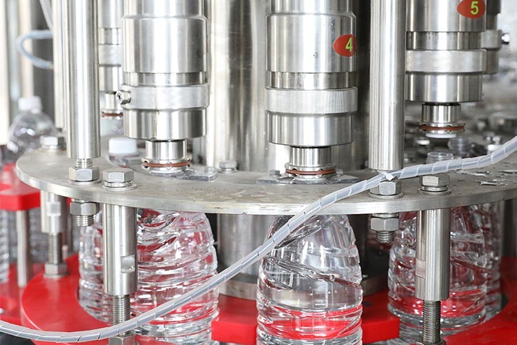 Машина автоматической воды напитка 2000BPH разливая по бутылкам для минеральной воды
