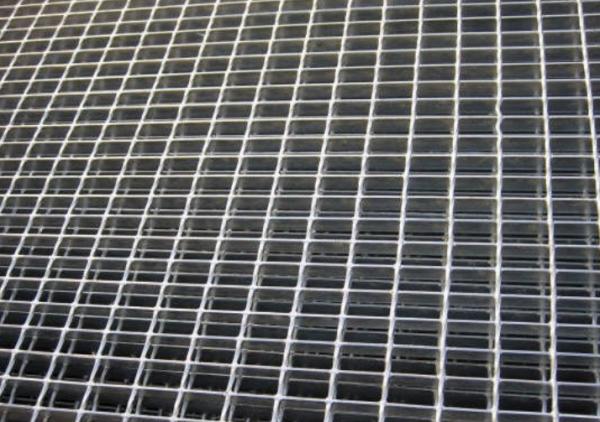Q235 Low Carbon Steel Walkway Grating Serrated Type For Stair Tread 25*5mm