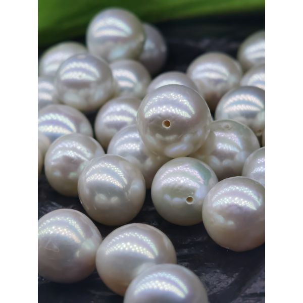 This stylish necklace with an 18k gold natural pearl pendant has a unique design, making it suitable for fashion boutiques and jewelers, catering to the preferences of different customers.