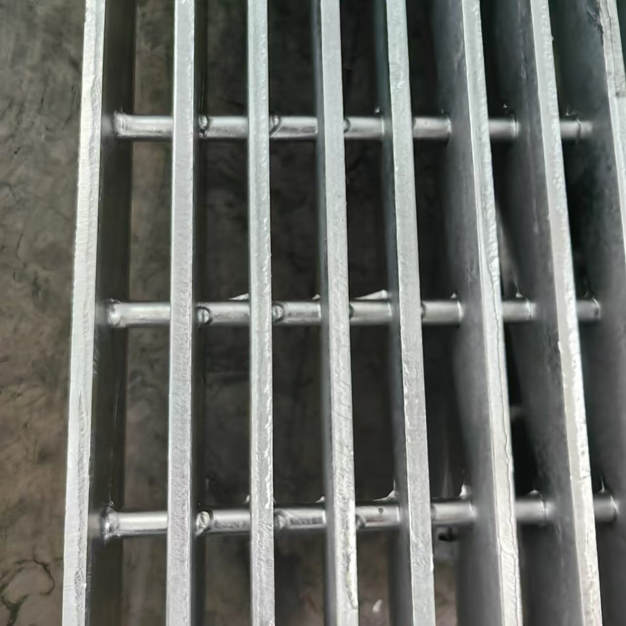 Silver Surface Industrial Steel Grating Machine Pressure Welded Easy Installations Since 1990