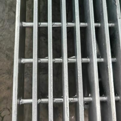 Silver Surface Industrial Steel Grating Machine Pressure Welded Easy Installations Since 1990