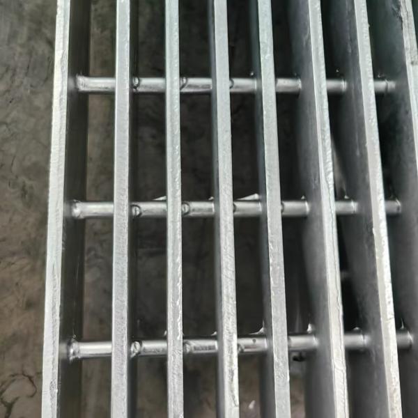 Silver Surface Industrial Steel Grating Machine Pressure Welded Easy Installations Since 1990