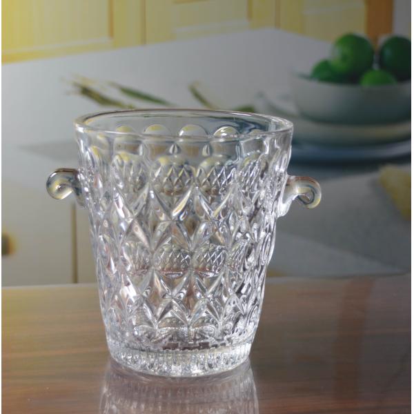 Машина сделала выбитое круглое стеклянное ведро с ручкой