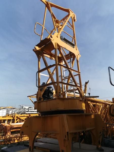 Les grues de tour de potan utilisées par des professionnels de la construction sont à vendre.