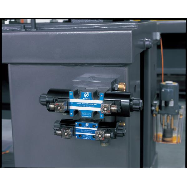 Energy -saving small-sized plastic molding machine