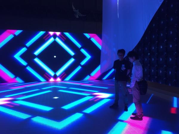 Diodo emissor de luz exterior Dance Floor de P7.8mm, rolamento de piscamento da carga de Dance Floor Direc