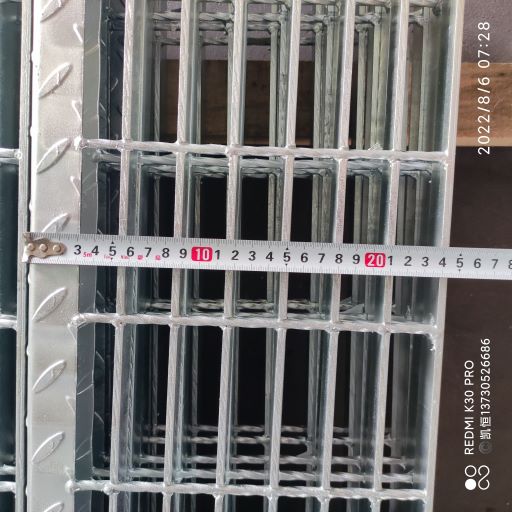 Hot Dip Galvanized Carbon Steel Grate Stair Treads Silver Color