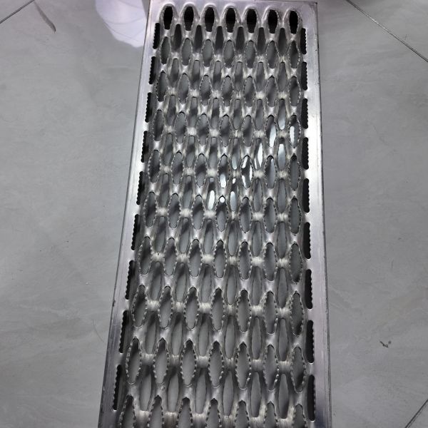 Anti Slip Strip Grip Strut Safety Grating  Galvanized Material Customizable Sizes