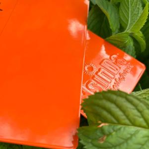 Revestimento a pó eletrostático na cor laranja RAL 2004 para estantes de