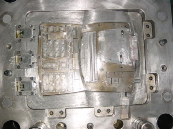 As únicas multi peças de automóvel da cavidade moldam o padrão plástico das peças LKM C50 do carro