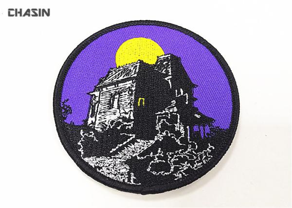 A sarja redonda veste o logotipo 3 dos remendos do bordado e da casa assombrada alto