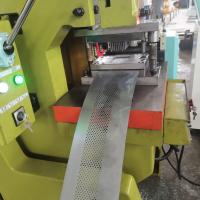 OEM personalizado de acero galvanizado de metal persiana de la puerta de malla de agujero perforando línea de prensa de la máquina