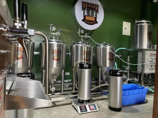 Equipamento para fabricação de bebidas e alimentos para uso doméstico