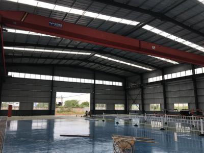 EPS que pinta a construção clara da armação de aço que processa a oficina com guindaste