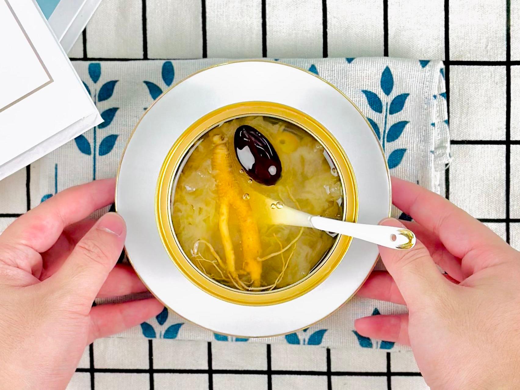 Ginseng Tremella Soup for Immune Boost and Skin Nourishment Ревитализация женьшеня тремелла десерт коллаген повышает иммунитет поддержка травяное питание растительный напиток готовый к употреблению здоровье
