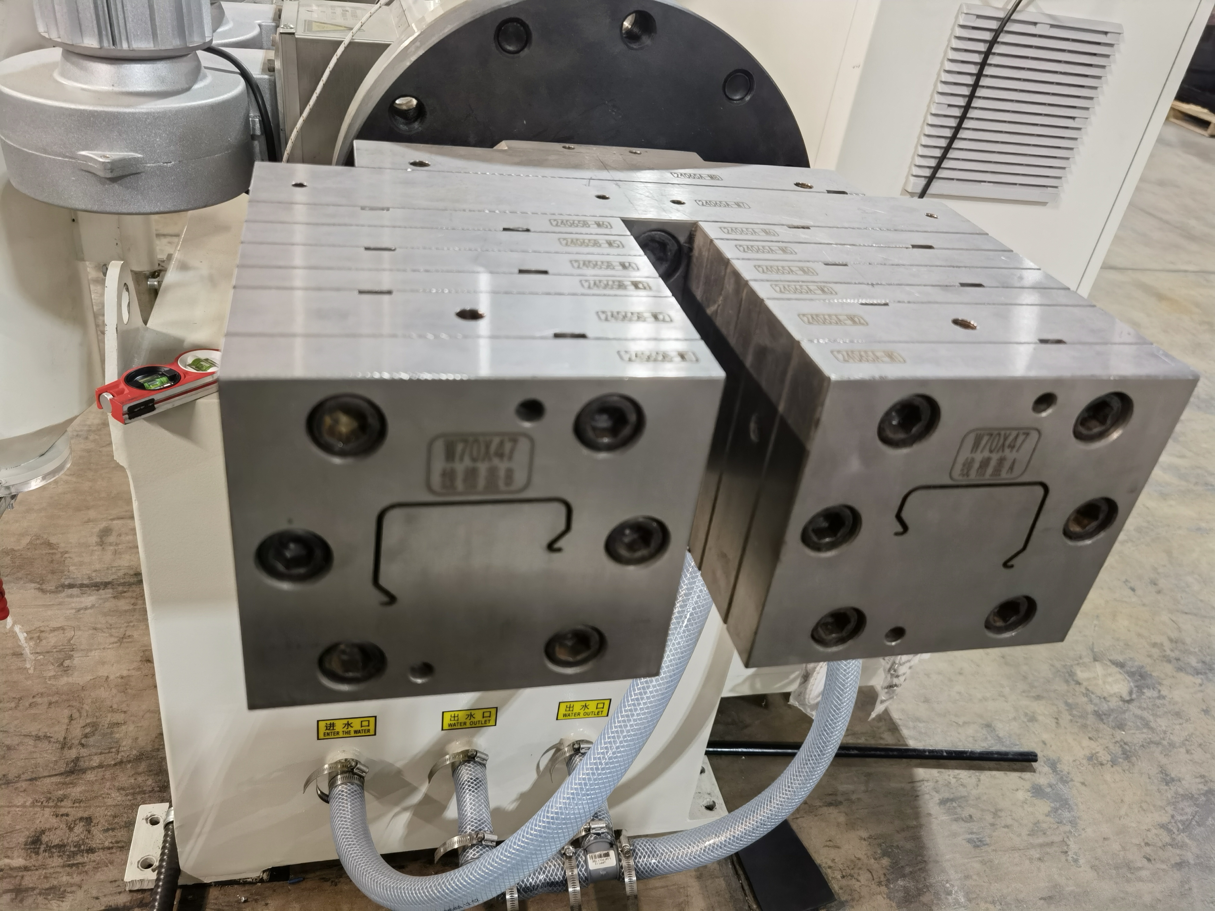 Langbo Plant PVC surface-mount skirting board with PVC laminating and pulverizing machine