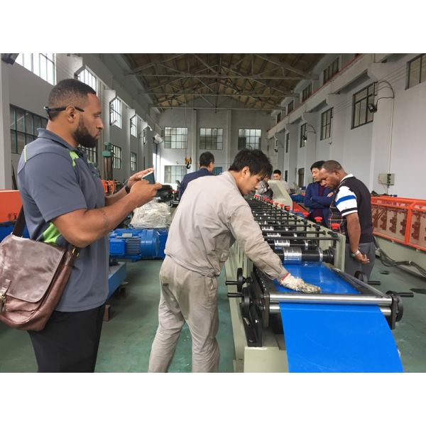 машина производственной линии панели сандвича PU потолка 380V 50HZ пенясь