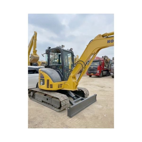Excavateur d'occasion Komatsu PC55MR Petite excavatrice avec soupape hydraulique d'origine