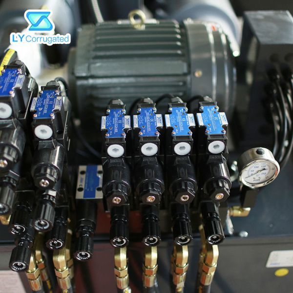 коробка коробки 1400mm рифленая делая машину, гидравлический каток на стойке мельницы