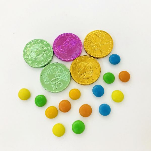 Здоровый шоколад откалывает печенья в гитаре формирует/сладкая и вкусная глубокая