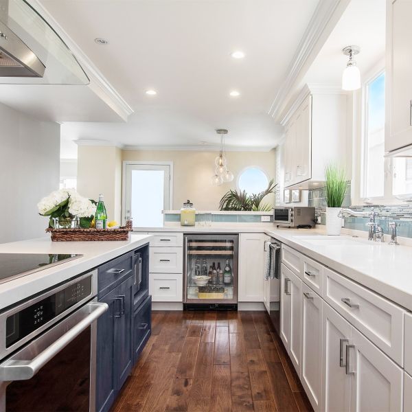 Durable Lacquer Shaker Style Kitchen Cabinet for Moisture Resistance in Villa Kitchen