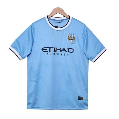 Manchester City 2013 Retro Home Fan Edition Jersey rend hommage à la nouvelle ère de la Premier League