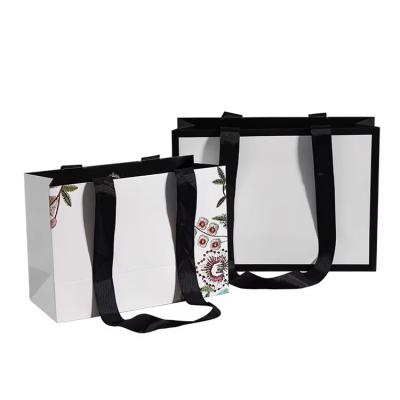 Impressão de logotipo personalizado Manutenção de comprimento de mão Bolsas de embalagem para casamento / jóias / cosméticos