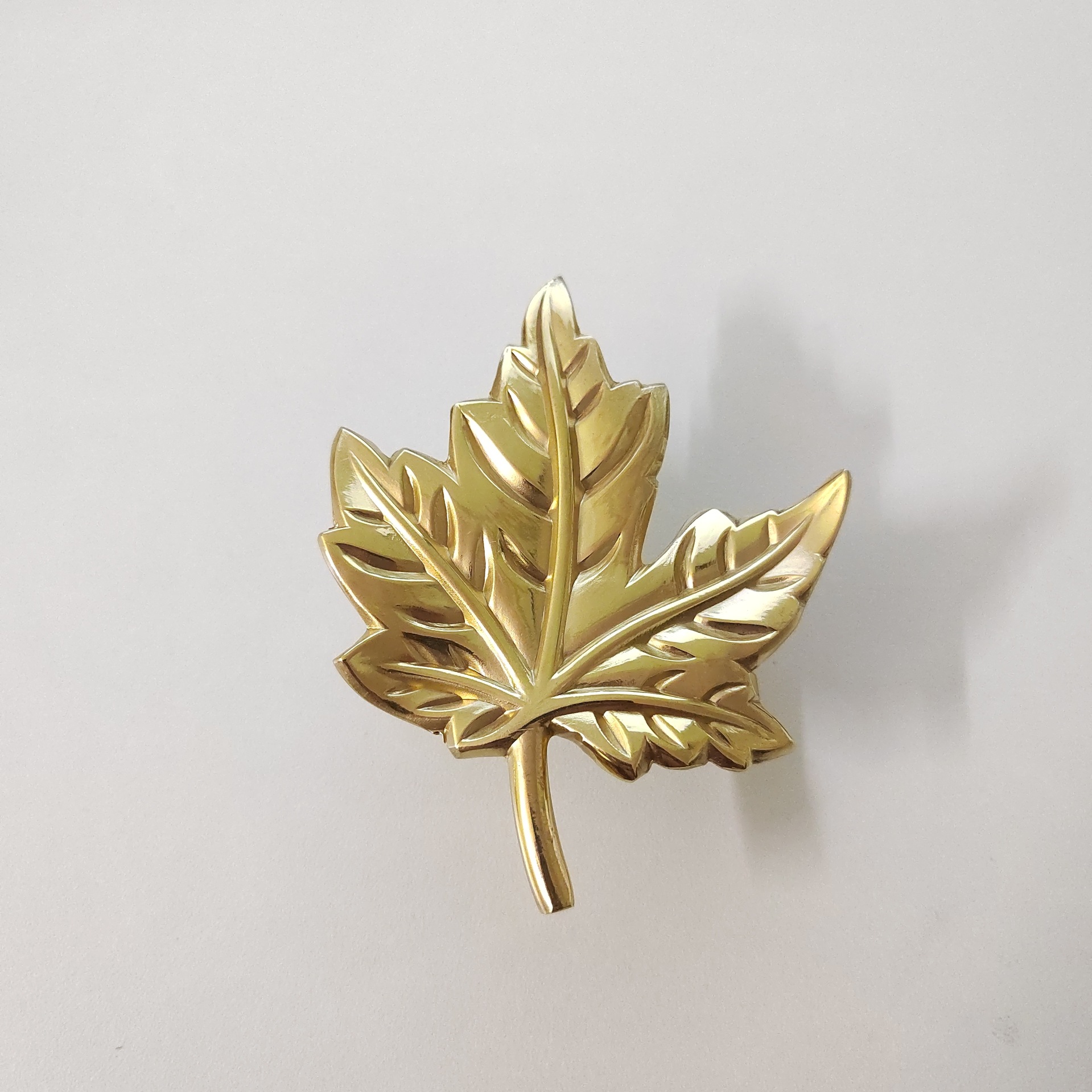 Light Luxury Nordic Gold Knob Creative Ginkgo Leaf Brass Handle for Kitchen Cabinets Bedroom Dressers Single Hole Application