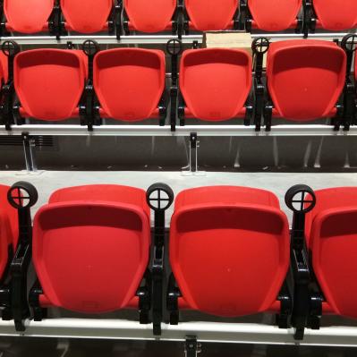 Ponta acima dos assentos fixos dos esportes do estádio com material do HDPE do PE dos braços