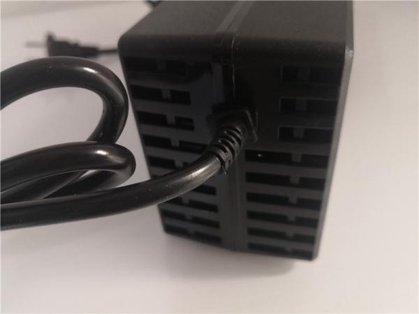Lithium rechargeable 6.8Ah 12v /5V 13Ah12v de Li-ion de batteries d'approvisionnement d'usine avec la prise du chargeur US/EU/AU/UK à C.A.