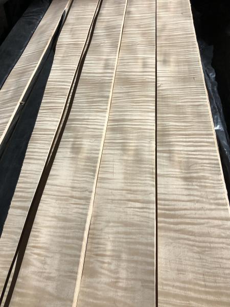 Placage figuré d'érable 0,45 mm pour meubles, longueur 2450-3600 mm, humidité 8% ± 2%