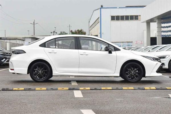 Front-wheel Drive TOYOTA Corolla 1.5L Naturally Aspirated CVT Transmission with Silver Color Option