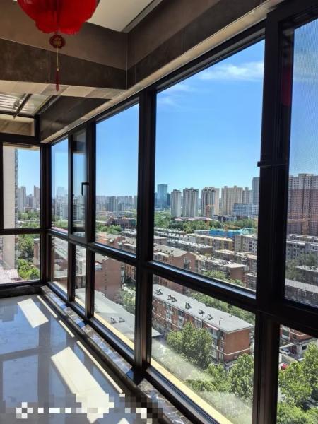 Ski Chalet Folding Window Solution Combining Panoramic Slope Views with Ice-Dam Resistant Frames
