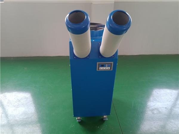 Assoalho exterior que está o compressor industrial 6.5KW do refrigerador pequeno do ponto