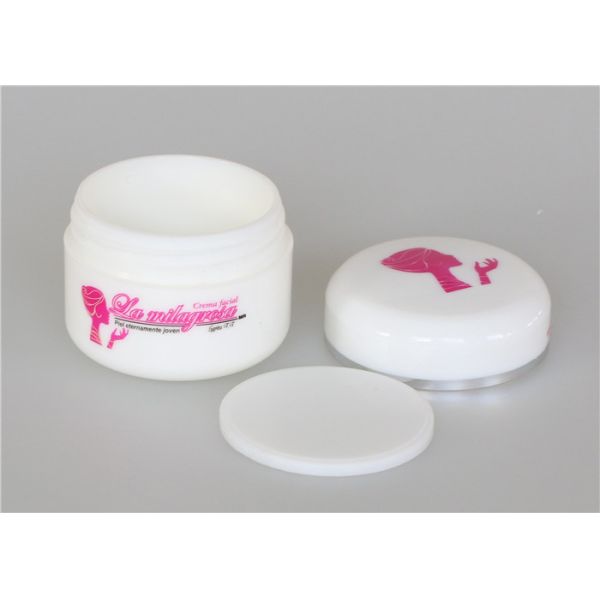 Губная помада Скинкаре разливает по бутылкам и раздражает пустой красочный напечатанный логотип 15г