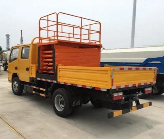9 mètres de couleur d'ascenseur de ciseaux monté par camion orange avec la capacité de chargement 300Kg