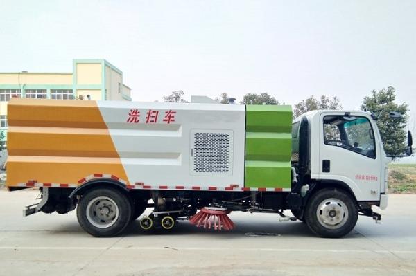 ISUZU 4*2 Road Washing and Cleaning Tanker Truck With 4cbm Water 5cbm Dust Tanks