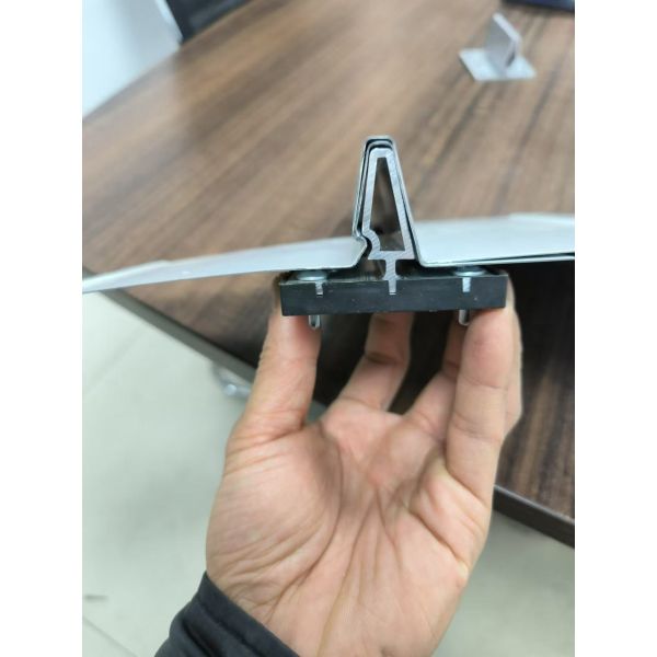 Amérique du Sud Machine de formage de rouleaux à couture debout de toiture métallique populaire