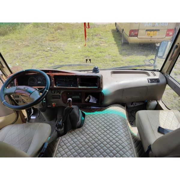 Autobús de recorrido de segunda mano Golden Dragon 22 asientos Autobuses pre-poseídos con aire acondicionado