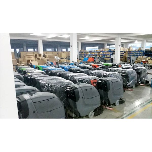 Pequeño paseo eléctrico del depurador del piso de Dycon detrás del depurador del barrendero con el tanque grande de la recuperación de la boca