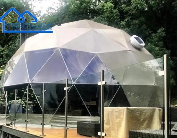 Tenda comercial exterior de cúpula branca vermelha amarela com plataforma para acampamento de hotel Viva